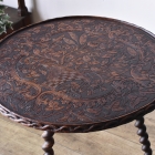 天板一面を覆う圧巻の彫刻細工。木材の贅沢な質感を活かし、蔓草や花々が優雅に絡み合う意匠は、置くだけで部屋の主役となるヴィンテージ家具ならではの贅沢な造りです。