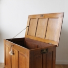 オーク無垢材で内装までしっかりと作られたベッドサイドコファ【40291】