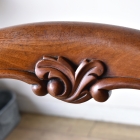 優雅で華やかなデザインが魅力のウォールナットバルーンチェア【c215-6】