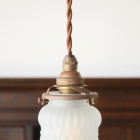 波打つように広がるシェードのフォルムが軽やかな印象を与える小ぶりなペンダントランプ【1818】