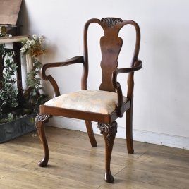 ウォールナット製のクイーンアンアームチェア【ds53-5】