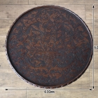 天板中央に深く彫り込まれた美しい花籠と、周囲を彩る花々のレリーフ。ヴィクトリアン様式特有の装飾美と、経年により深みを増した木肌の質感が、空間に圧倒的な存在感と風格をもたらします。