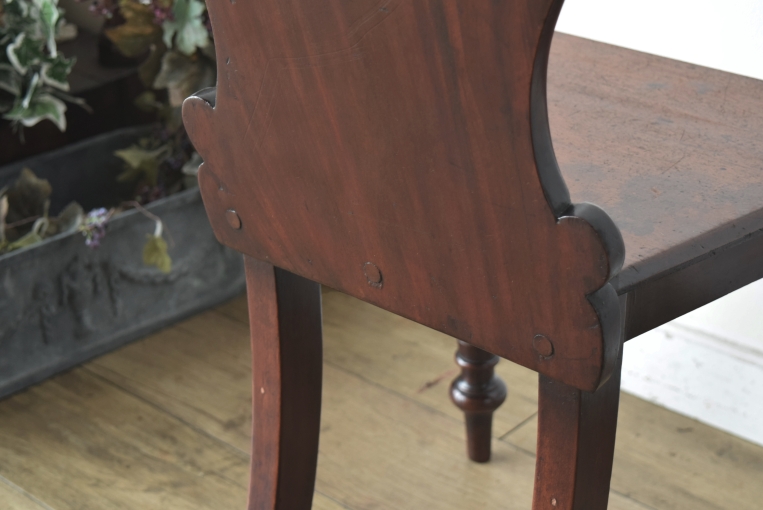 壁面を彩るマホガニーのホールチェア【c7-2】