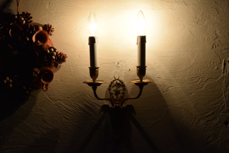 暗い部屋で電球を灯した写真です。