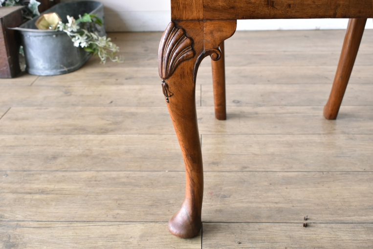 花瓶型の背もたれが特徴のクイーンアンチェア【c285-2】