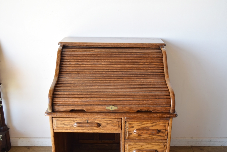 木目が美しいオーク材のスモールロールトップデスク【d83】