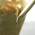 真鍮の輝きと手仕事の温もり、ハンマリング加工のブラスフラワーベース【8532】