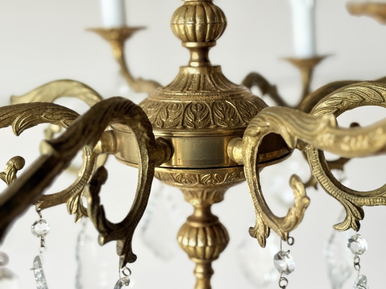 優雅な曲線が空間を華やかに彩る、真鍮の重厚な質感としずく型クリスタルが煌めく8灯式ガラスシャンデリア【sy470】