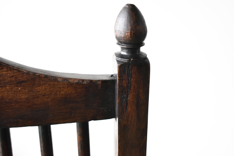 味わい深いスピンドルバックアームチェア【c307】