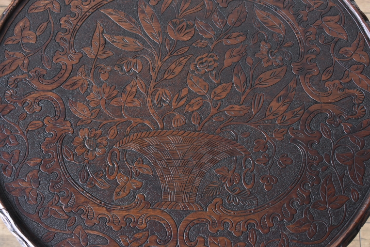 天板一面の彫刻細工が目を引くカーヴィングテーブル　【t34】