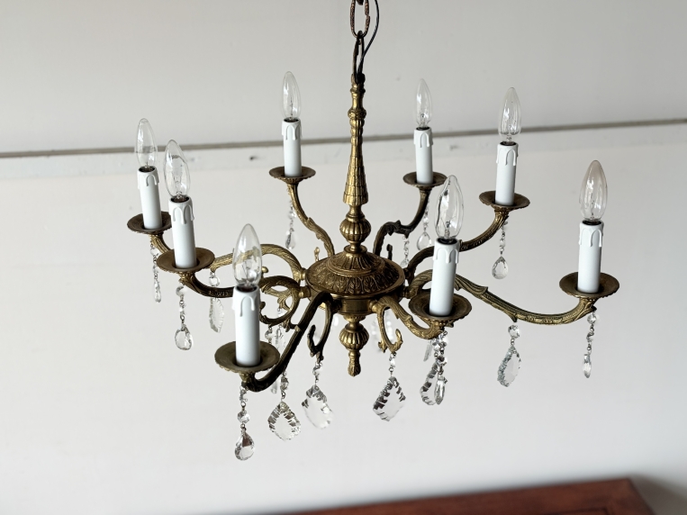 優雅な曲線が空間を華やかに彩る、真鍮の重厚な質感としずく型クリスタルが煌めく8灯式ガラスシャンデリア【sy470】