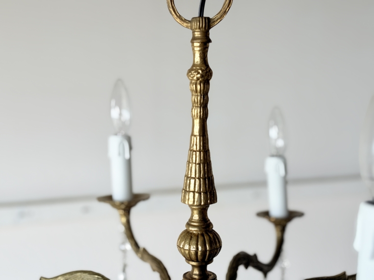 優雅な曲線が空間を華やかに彩る、真鍮の重厚な質感としずく型クリスタルが煌めく8灯式ガラスシャンデリア【sy470】