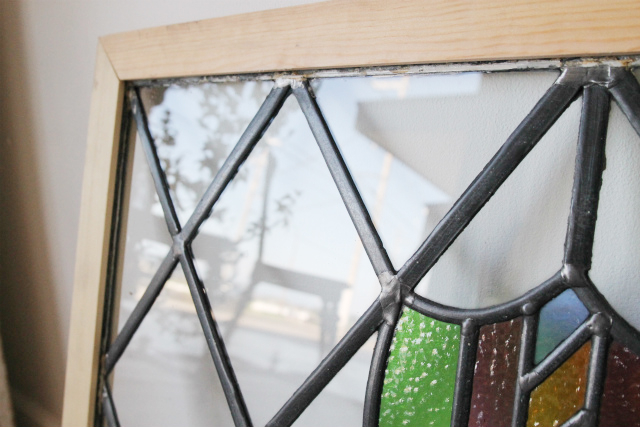 カラフルなガラスが用いられたステンドグラス【7738-C】