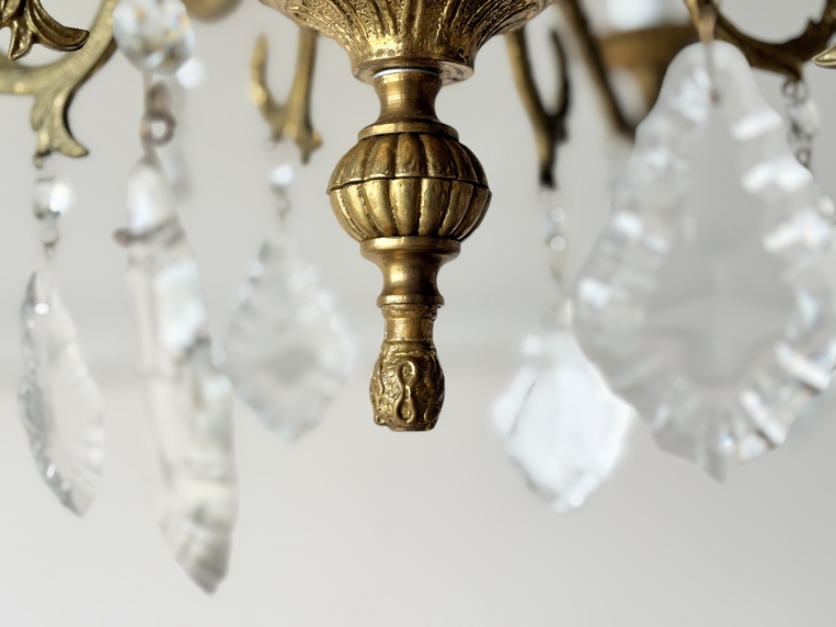 優雅な曲線が空間を華やかに彩る、真鍮の重厚な質感としずく型クリスタルが煌めく8灯式ガラスシャンデリア【sy470】