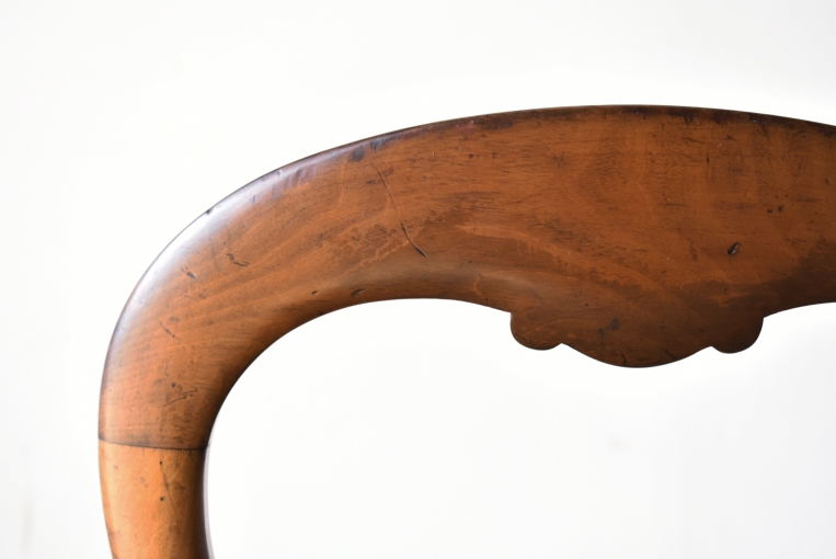 優雅で華やかなデザインが魅力のウォールナットバルーンチェア【c215-5】