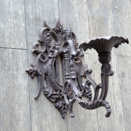 【OUTLET】迫力のある彫刻が美しい、重厚感溢れるアイアン製大型ウォールブラケット【2081】