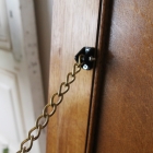 オーク無垢材で内装までしっかりと作られたベッドサイドコファ【40291】