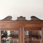 厳選されたマホガニーの深い木肌と、気品ある建築的モールディング装飾。ジョージアン様式の洗練されたラインと、経年による豊かな風合いを纏ったキャビネットの質感。