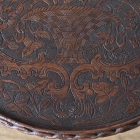 天板一面の彫刻細工が目を引くカーヴィングテーブル　【t34】