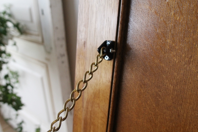 オーク無垢材で内装までしっかりと作られたベッドサイドコファ【40291】