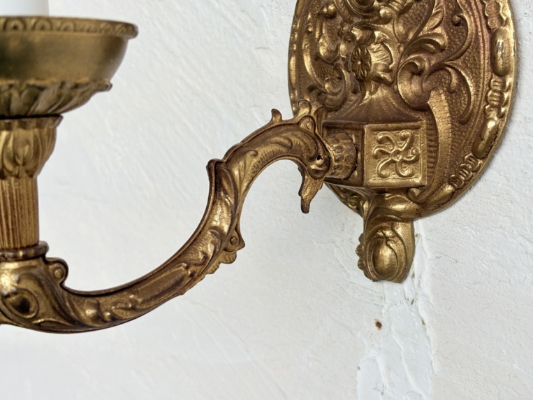 壁面を華やかに彩る、優雅な曲線を描く真鍮製の1灯式ウォールランプ【2059】