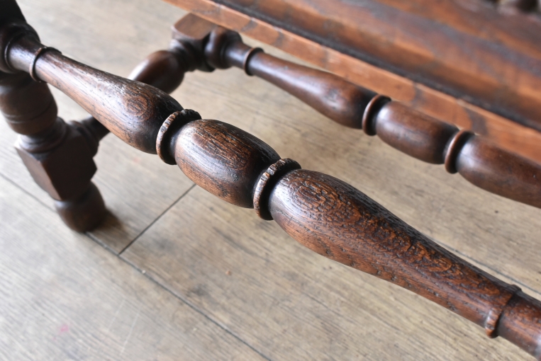 どっしりとしたオーク材が魅力のアームチェア【c14】