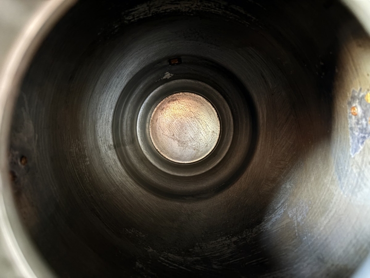 胴体部分に広がる立体的な花々の彫刻と、金属の深い味わい