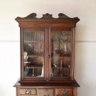 当時の様式を象徴する、繊細な木枠（アストラガル）で装飾された2枚のガラス扉。ジョージアン期特有の規則正しい幾何学デザインが目を引く、アンティーク・ブックケースのディテール。