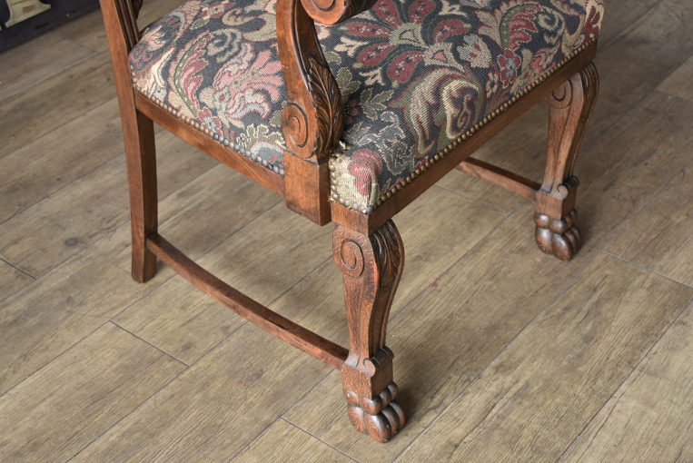 アンティークならではの生地が目を引くアームチェア【c35】