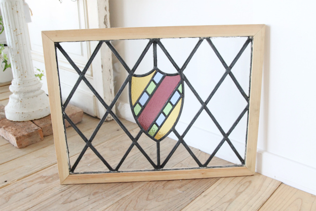 カラフルなガラスが用いられたステンドグラス【7738-D】