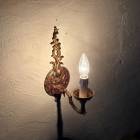 壁面を華やかに彩る、優雅な曲線を描く真鍮製の1灯式ウォールランプ【2059】