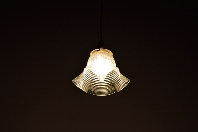 波打つような美しいラインが印象的なペンダントランプ【1805】