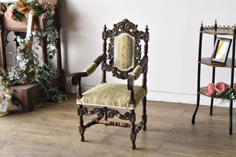 見事な彫刻が美しいキッズアームチェア【c304】