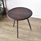 1880年代イギリス・ヴィクトリア時代のカーヴィングテーブル。天板一面に施された緻密な花籠と蔓草の彫刻、優雅なツイストレッグが目を引く、職人の手仕事が光るアンティークのサイドテーブルです。