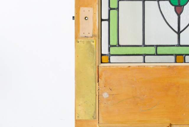 真鍮のプレートが付いています。