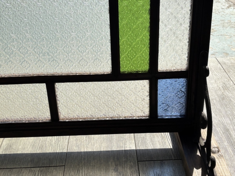青とグリーンの色ガラスに浮かぶ繊細な花模様。木製フレームが温かみを添えるレトログラスパネル【51534】