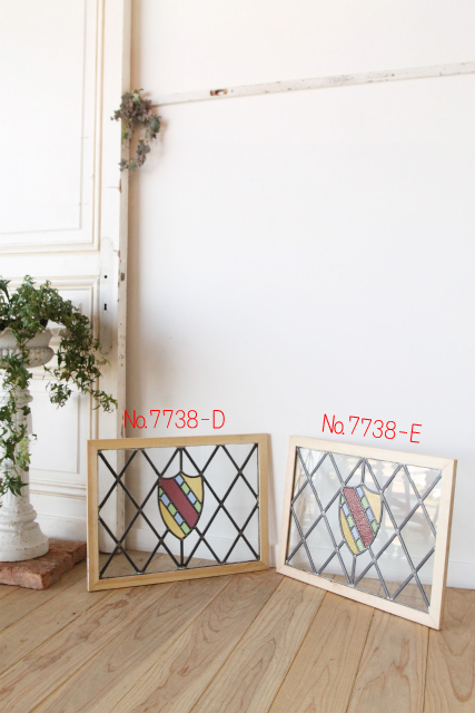 カラフルなガラスが用いられたステンドグラス【7738-D】