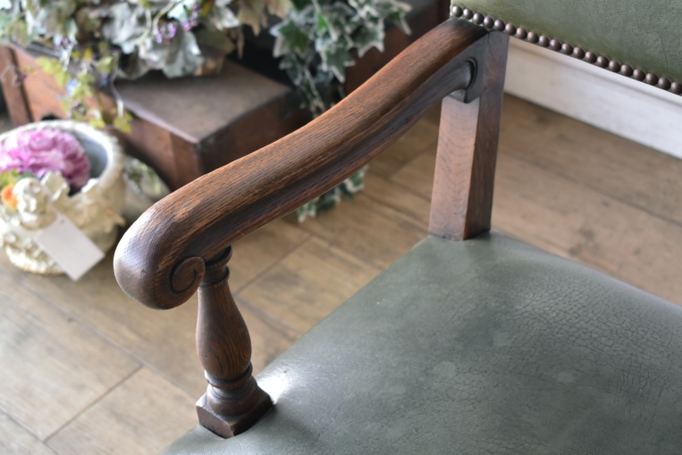 どっしりとしたオーク材が魅力のアームチェア【c14】