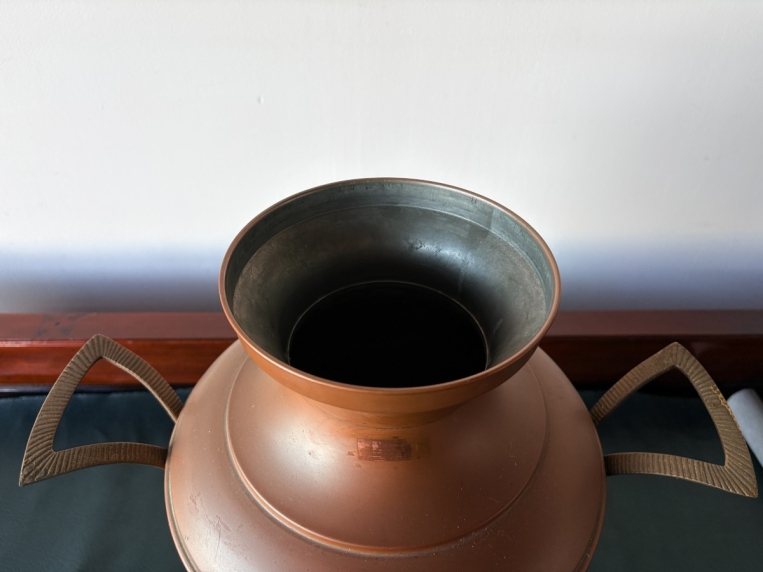 空間を格調高く演出する装飾用のオブジェとしてお楽しみいただける、重厚感のある金属製ピッチャー【5405】