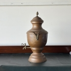 装飾的な曲線を描く持ち手と、注ぎ口付近の精緻なレリーフのアップ