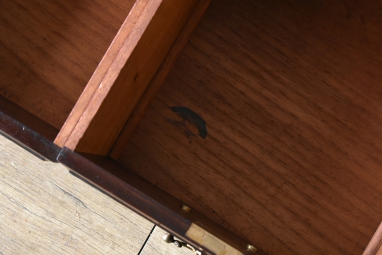 裏側がミラーバック収納になっている珍しいレザートップテーブル【fo237】