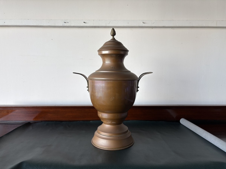 空間を格調高く演出する装飾用のオブジェとしてお楽しみいただける、重厚感のある金属製ピッチャー【5405】