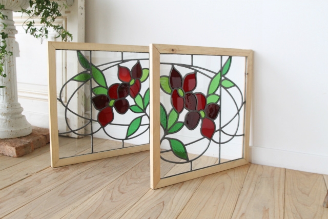 赤いお花が大きくデザインされたとても華やかなペアステンドグラス【7727-A】