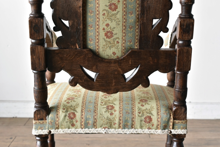 見事な彫刻が美しいキッズアームチェア【c304】