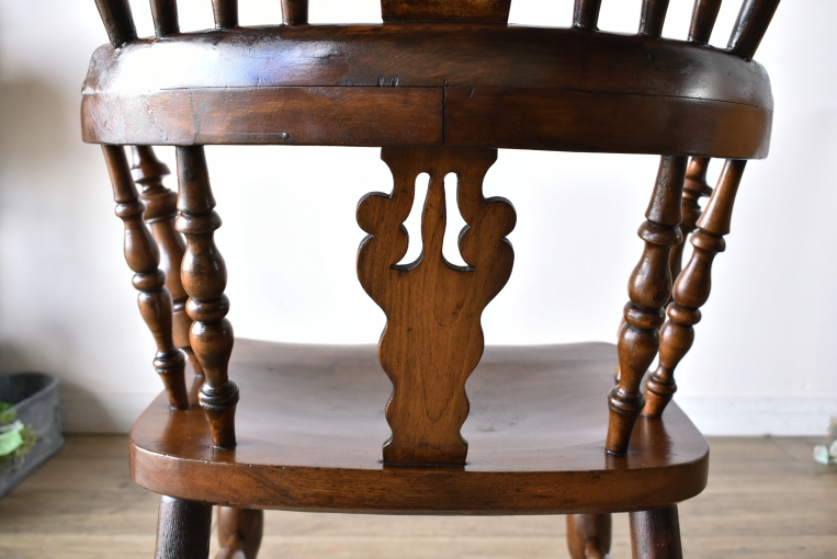 アンティークらしい味わいが魅力のダブルボウバックウィンザーアームチェア【c260-2】