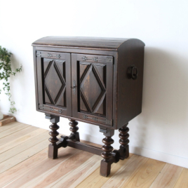 小さいけどたっぷり収納できるオーディオキャビネット【3047】