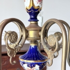 真鍮フレームが温かみのある光を放ち、空間を華やかに彩る照明器具。コバルトブルーの磁器に映える金彩と薔薇の花絵が美しい5灯シャンデリア【sy456】