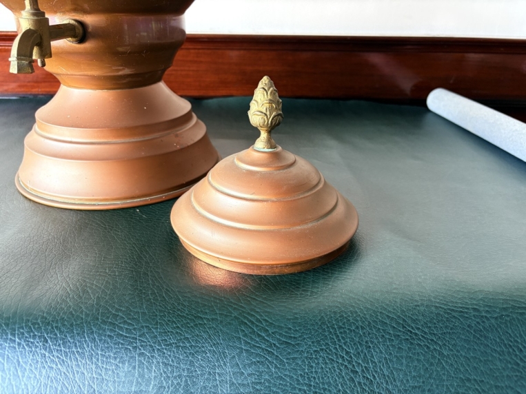 空間を格調高く演出する装飾用のオブジェとしてお楽しみいただける、重厚感のある金属製ピッチャー【5405】