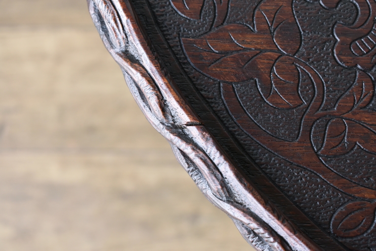 天板一面の彫刻細工が目を引くカーヴィングテーブル　【t34】