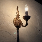 壁面を華やかに彩る、優雅な曲線を描く真鍮製の1灯式ウォールランプ【2059】